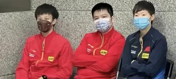 开云体育在线-赛场上队员积极拼搏，展现出色表现