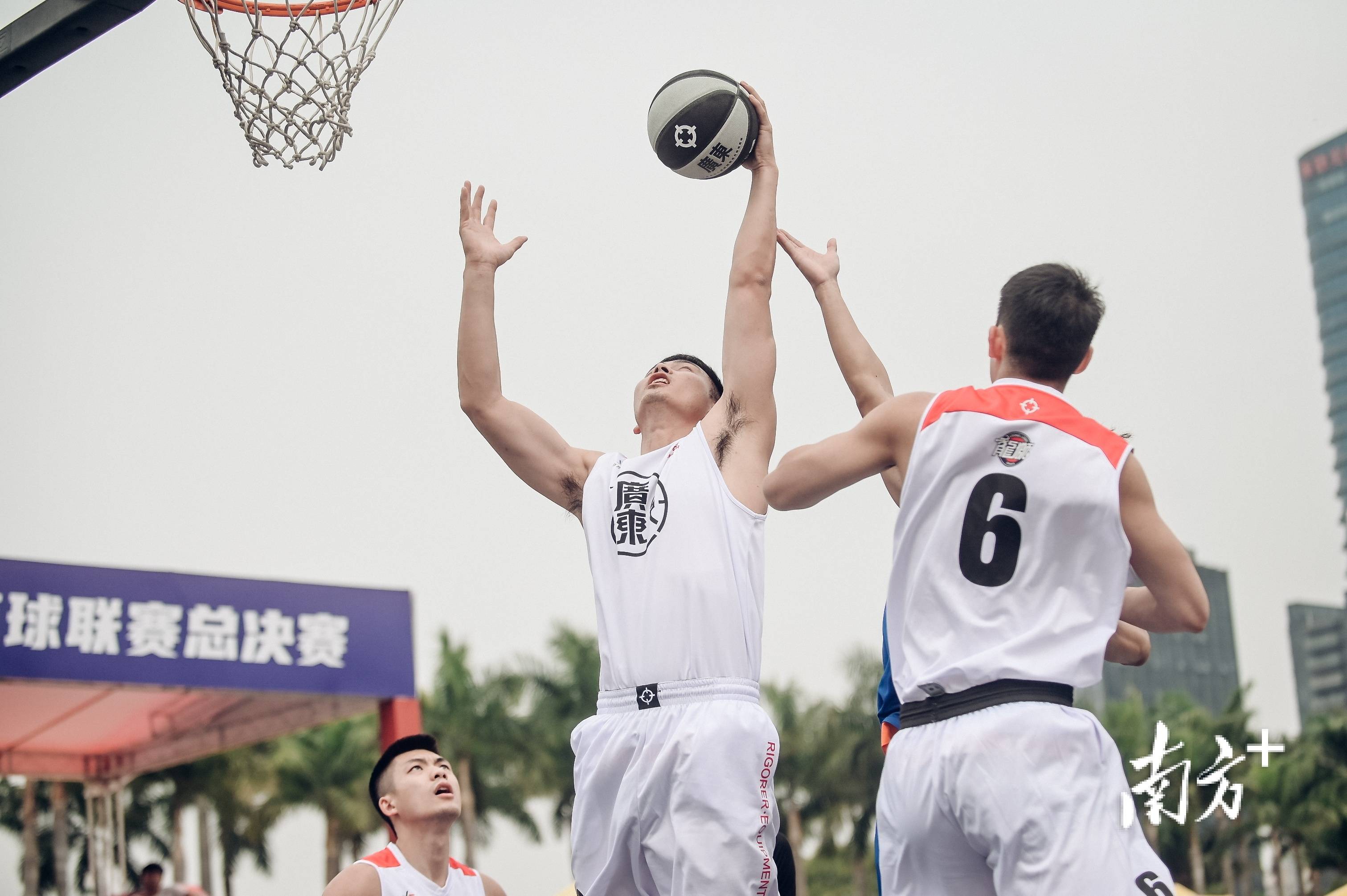 全运会篮球比赛中华队精湛表现，赢得掌声连连