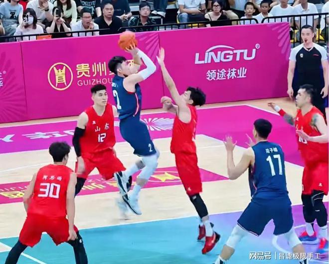 关于中国篮球联赛黑马球队大胜对手，晋级季后赛的信息