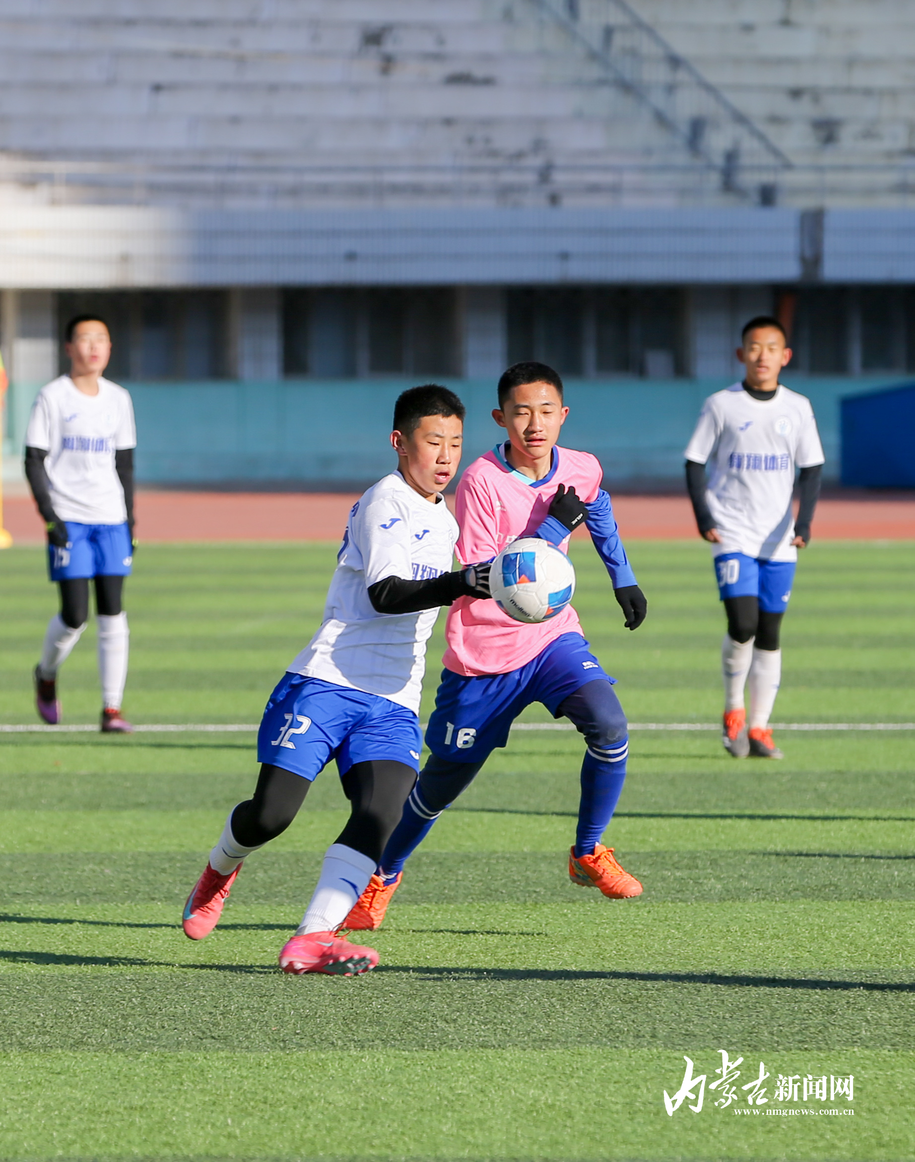 女子足球锦标赛决赛激烈对抗